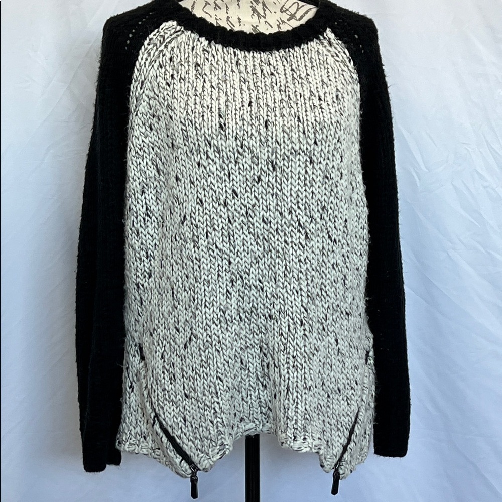 Modern edgy look cable knit pullover acrylic sweater black white heather L